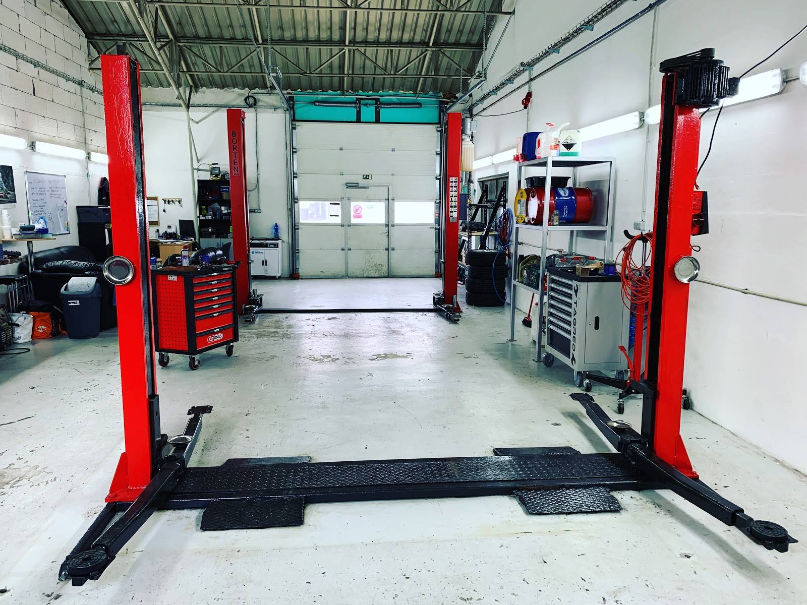 Autoservis , Pneuservis B&H Motors České Budějovice