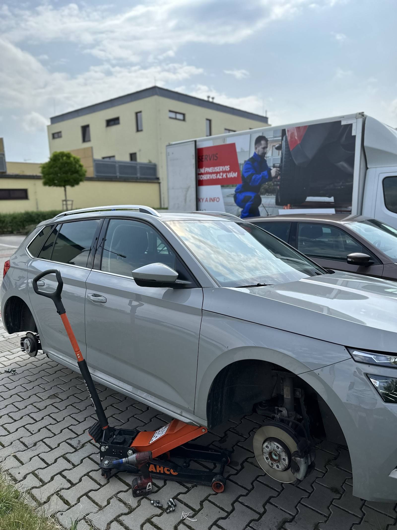 Autoservis , Pneuservis GO Hradec Králové