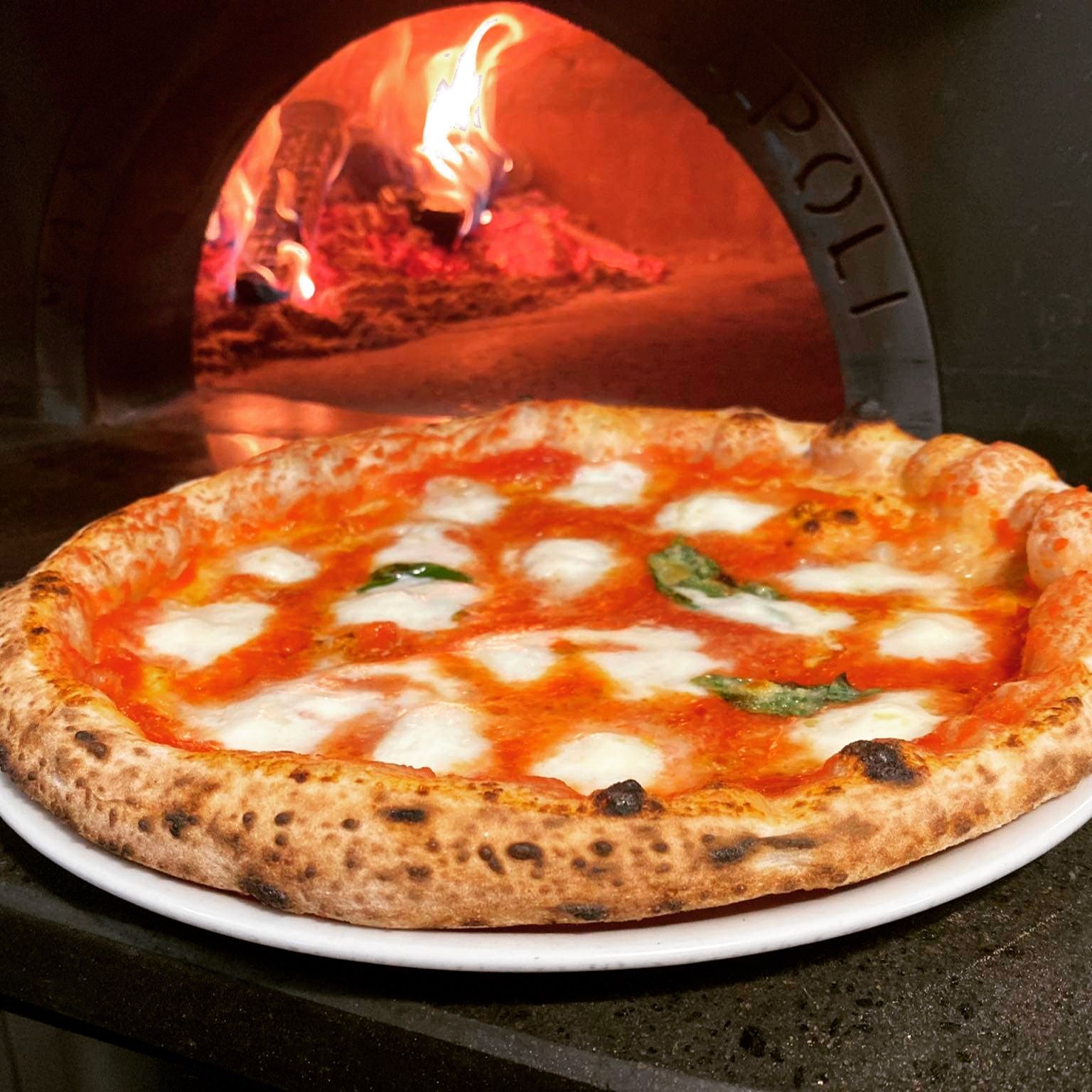 Bazsalikom Nápolyi Pizzéria Kistarcsa